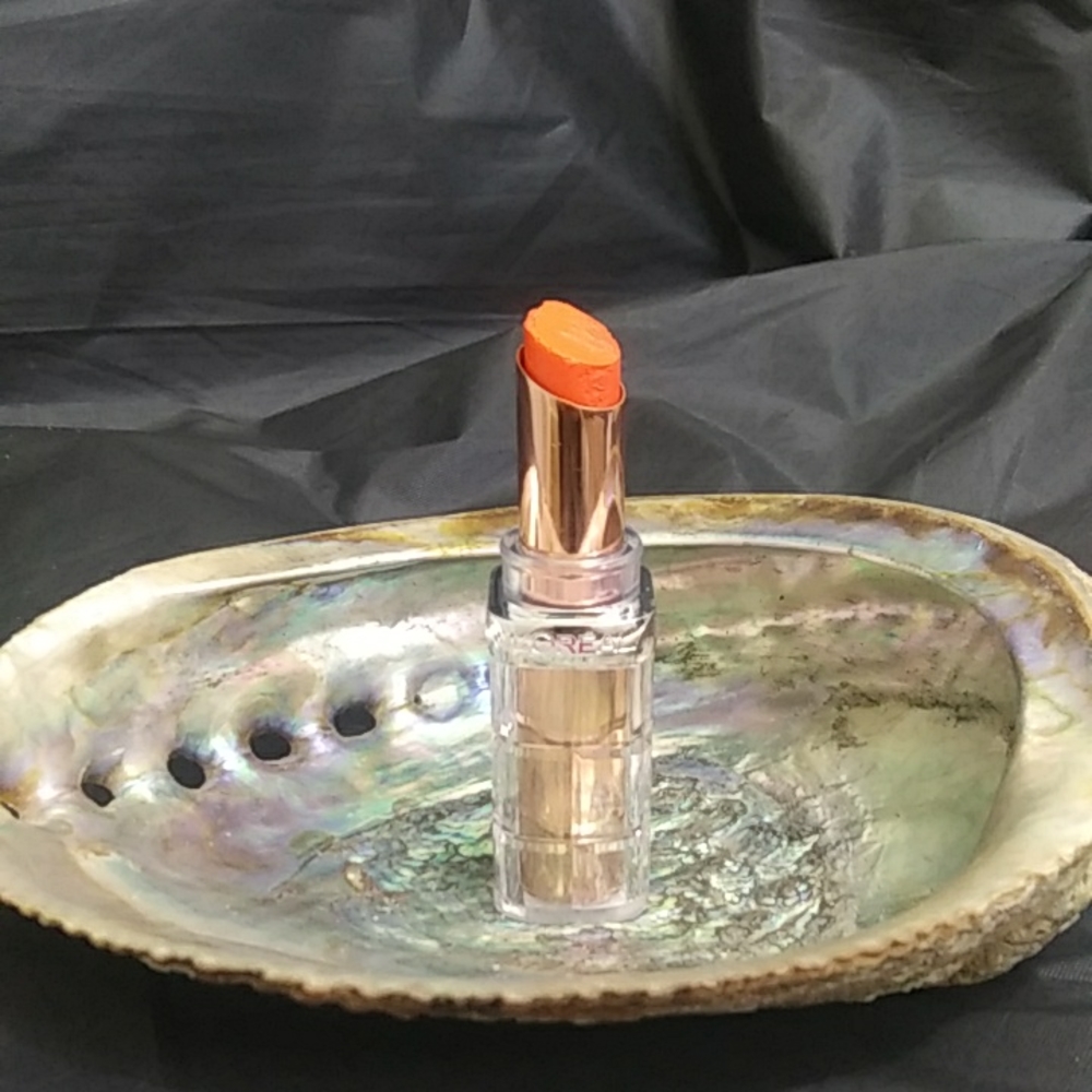 L'Oreal Colour Riche Plumping Lipstick Shade 101 Name Nectarine Plump